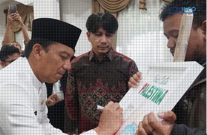 TANDA TANGAN— Pj Wali Kota Sonny tandatangani buku usai peluncuran kan Buku Antologi “Puisi Cinta untuk Palestina”.