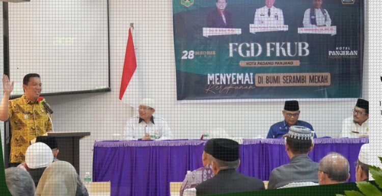 SAMBUTAN— Pj Wali Kota, Sonny Budaya Putra, A.P, M.Si sampaikan sambutan pada pembukaan kegiatan Focus Group Discussion (FGD) Kerukunan dan Moderasi Beragama yang digelar Forum Kerukunan Umat Beragama (FKUB) Kota Padang Panjang, Kamis (28/12).