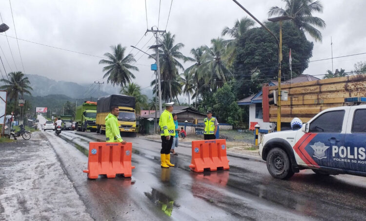 JALAN DITUTUP-Polisi menutup akses Jalan Sumbar-Riau untuk proses pembersihan material longsor di wilayah Kecamatan Pangkalan Koto Baru, Kabupaten Limapuluh Kota.