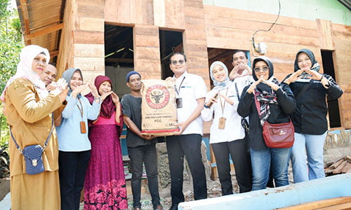 PERBAIKAN RUMAH— Kepala Departemen Komunikasi & Hukum Perusahaan PT Semen Padang Iskandar Z Lubis (lima dari kanan) menyerahkan bantuan berupa semen kepada warga di Kelurahan Bungus Selatan, Kecamatan Bunguis Teluk Kabung, Senin (4/12). Bantuan tersebut diserahkan sebagai bentuk dukungan PT Semen Padang pada Percepatan Pembangunan Rumah Layak Huni (RLH) Dalam Rangka Penanganan Kemiskinan Ekstrem di Sumbar.