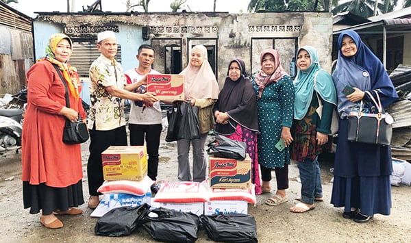 BANTUAN KORBAN KEBAKARAN— Kepala Operasional UPZ Baznas Semen Padang Ustadz Mafril menyerahkan bantuan untuk korban kebakaran di Gang Melayu, Kelurahan Indarung, Kecamatan Lubuk Kilangan.