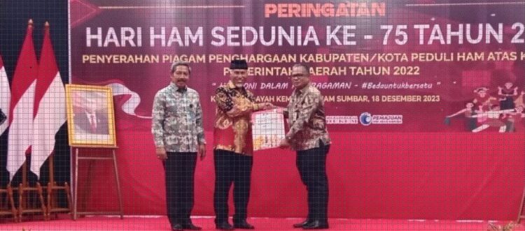TERIMA PENGHARGAAN— Sekdakab Solsel Dr. Syamsurizaldi menerima penghargaan dari  Direktorat Jenderal Hak Asasi Manusia Kementerian Hukum dan HAM sebagai Pemerintah Daerah yang Peduli HAM, saat peringatan ke-75 Hari HAM Internasional di Kantor Wilayah Kemenkumham Sumatera Barat, Senin (18/12).