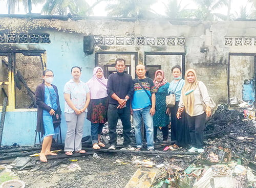 BERIKAN BANTUAN— Syamsul Rizal, Caleg DPRD Padang yang berasal dari PAN, Dapil Pauh-Lubukkilang memberikan bantuan kepada korban kebakaran di RT 05/RW II, Kelurahan Indarung, Kecamatan Lubukkilangan, Jumat (15/12).