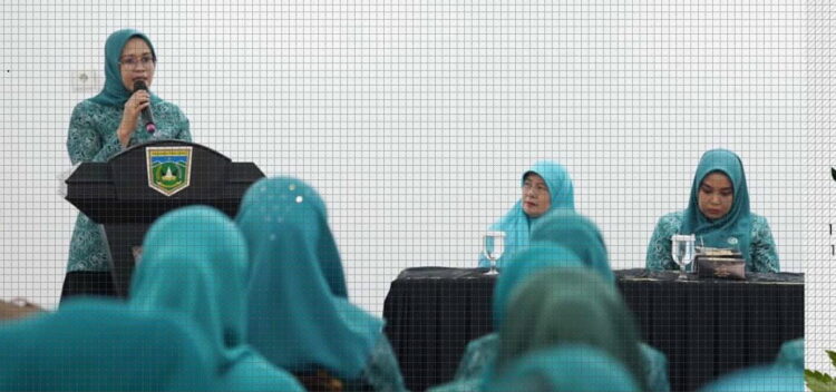 SAMBUTAN—Penjabat (Pj) Ketua TP-PKK Kota Padang Panjang, Sri Hidayani Sonny, SE.Ak saat memberikan sambutan pada acara pertemuan bulanan TP-PKK di Pendopo Rumah Dinas.