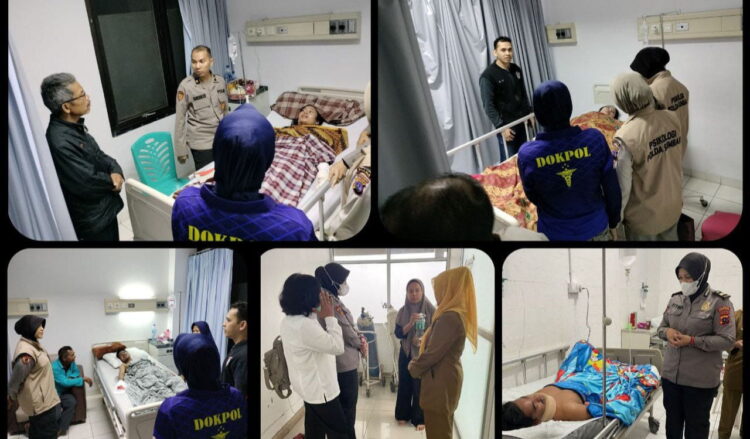 BERIKAN BANTUAN—
Tim Polda Sumbar mendirikan dapur umum sekaligus memberikan layanan trauma healing kepada korban erupsi Gunung Marapi dan keluarganya.