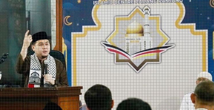 TAUSYIAH— Ustaz Asyam Hafizh memberikan tausyiah  di Masjid Agung Manarul ‘Ilmi Islamic Center, Jumat (29/12).