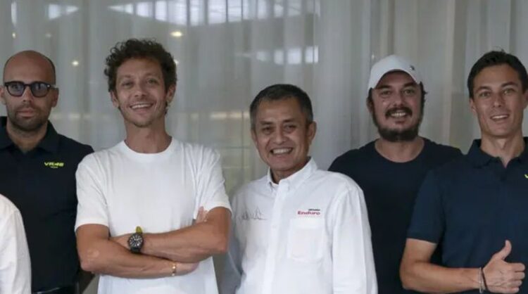 Direktur Utama Pertamina Lubricants Werry Prayogi bersama Valentino Rossi serta jajaran VR46 Racing Team