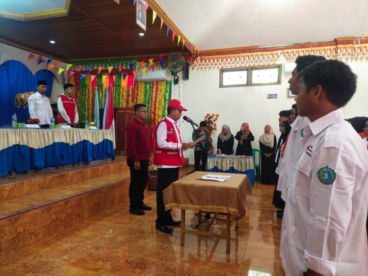 PELANTIKAN— Wakil Bupati (Wabup) Pasaman Barat Risnawanto lantik pengurus Korps Suka Relawan (KSR)-PMI Unit STAI YAPTIP Pasaman Barat angkatan ke-III.