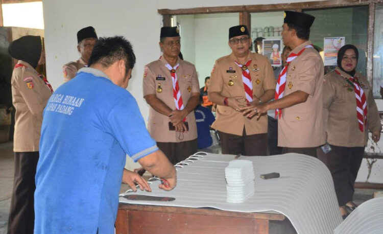 Kwarcab Pramuka Beri Pendidikan Kepramukaan bagi WBP Lapas Kelas IIA 1 PELATIHAN KEMANDIRIAN— Ketua Kwarcab 09 Gerakan Pramuka Kota Padang Andree H Algamar bersama Kepala Lapas IIA Padang Marten, meninjau sarana dan tempat pelatihan kemandirian bagi para warga binaan Lapas.