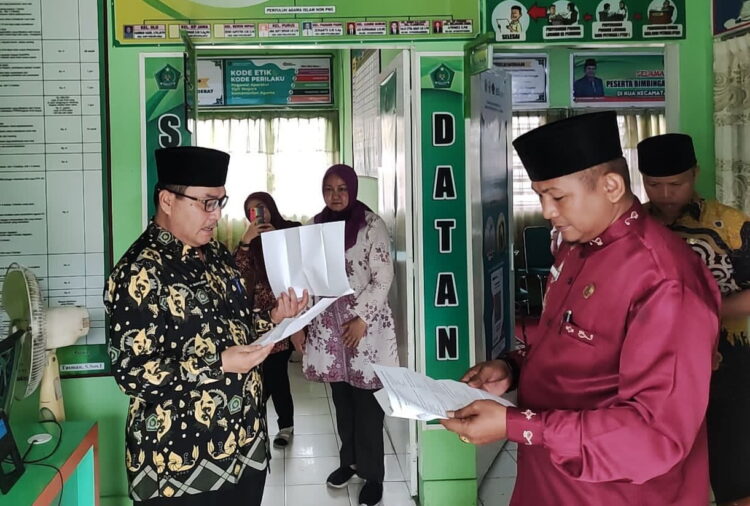 Sidak Memastikan tak Ada Bisnis Pungli Layanan Pernikahan di KUA, Kakanwil: Tak Ada Jasa Profesi untuk Penghulu! 1 SIDAK— Kepala Kantor Wilayah Kementerian Agama Provinsi Sumatra Barat, Mahyudin lakukan sidak ke Kantor KUA untuk memastikan tidak pungutan liar pada layanan Pernikahan.