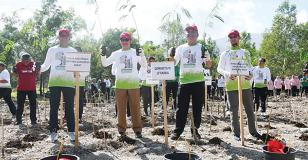 Komit Pada Keberlanjutan, Inovasi dan Terus Berkolaborasi 1 DIREKTUR Utama PT Semen Padang Asri Mukhtar Dt Tumangguang Basa (dua dari kanan) bersama Direktur Operasi PT Semen Padang Indrieffouny Indra (kiri) dan Kepala Dinas Kehutanan Provinsi Sumbar Yozawardi (dua dari kiri), serta Sekretaris Dinas Lingkungan Hidup Provinsi Sumbar Andi Irawan (kanan), foto bersama saat acara penanaman bibit pohon kaliandra di kawasan Bukit Atas, PT Semen Padang, Selasa (28/11/2023). Penanaman bibit pohon kaliandra sebanyak 2000 batang itu digelar bertepatan dengan memperingati Hari Menanam Pohon Indonesia Tahun 2023.