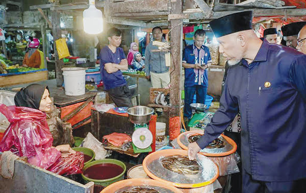 KUNJUNGI PASAR— Gubernur Sumbar, Mahyeldi Ansharullah berdialog dengan pedagang saat mengunjungi Pasar Banto Bukittinggi beberapa waktu lalu.