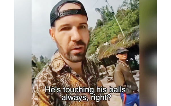 Viral! Bule Ngevlog Diganggu Pria Onani, Kejadiannya di Masjid Tuo Kayu Jao Kabupaten Solok, Plt Wali Nagari Sebut Pelaku Keterbelakangan Mental 1 VIRAL— Tangkapan layar video bule yang sedang mengunjungi Masjid Tuo Kayu Jao Solok mengomentari pemuda yang diduga asyik bermasturbasi di hadapan dirinya.