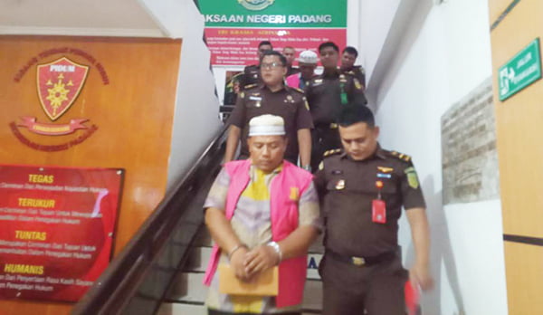 DITAHAN— Tersangka S dan HG yang merupakan mantan kepala dan wakil kepala SMK Pertanian Pembangunan Negeri Padang ditahan oleh Kejari Padang.