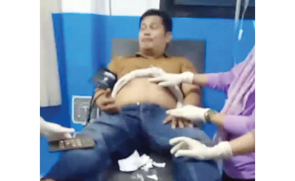 DITEMBAK PERAMPOK— Pedagang emas yang ditembak oleh perampok di Kecamatan Sungai Geringging, Kabupaten Padangpariaman menjalani perawatan.