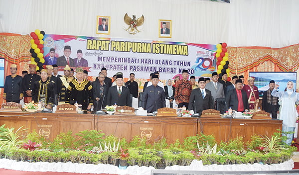 Ketua DPRD Pasbar.H.Erianto,Bbupati Pasbar H.Hamsuardi dan Sekda Provinsi Sumbar Hansastri, saat paripurna HUT Pasbar yang ke 20 kemarin