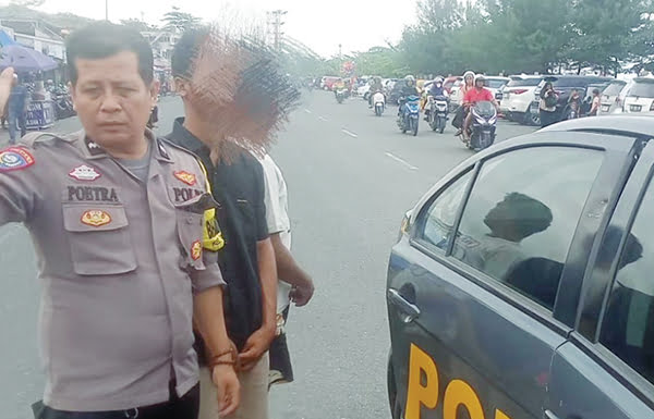 2 Remaja Pelaku Pungli di Pantai Padang Diamankan Aparat 1 DIDUGA PUNGLI— Dua pelaku yang diduga melakukan aksi pungli kepada pengunjung Pantai Padang, diamankan petugas, Sabtu (30/12) sore.