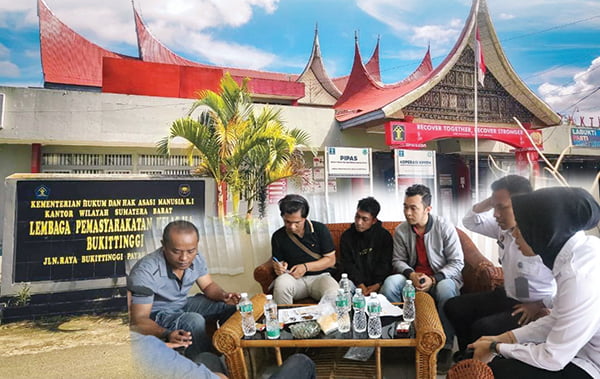 KIRIM GANJA— Driver ojek online saat diamankan di Lapas Kelas II Bukittinggi karena kedapatan membawa kiriman berisi ganja. Namun, driver ojek online itu dijadikan sebagai saksi, sedangkan pengirimnya masih diburu.