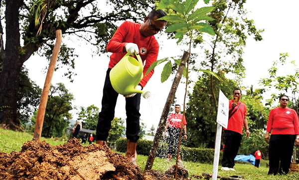 SELASA BERGOTONG ROYONG— Direktur Utama, Indrieffouny Indra ikut melakukan Gerakan Selasa Bergotong Royong (Sero), di area konservasi tepatnya di kawasan kolam konservasi ikan bilih, nursery (pembibitan) kaliandra merah, dan penangkaran rusa tutol, beberapa waktu lalu.