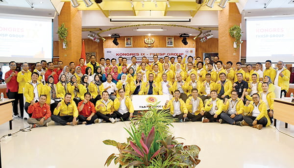 FOTO BERSAMA— Direktur Utama PT Semen Padang Indrieffouny Indra, berfoto bersama dengan peserta Kongres FKKSPG ke-IX, dengan ketua umum terpilih 2024-2027, Freddo Syukri, di Wisma Indarung PT Semen Padang.