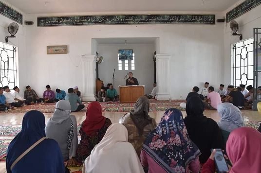 Makmurkan Masjid dan Mushalla, ASN harus Bekerja Ikhlas dan Jadikan Bagian Ibadah 1 HADIRI WIRID BULANAN— Pj Wako Pariaman Roberia bersama sejumlah ASN Pemko saat menghadiri wirid bulanan.