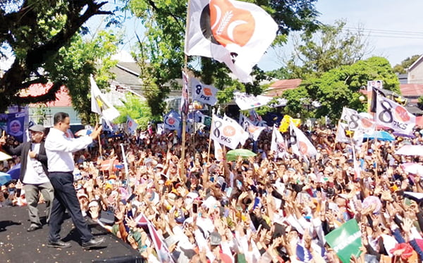 Anies Kampanye Akbar di Padang, Survei Terbaru, AMIN 58,21 % PKS Menang 1 CALON Presiden Anies Baswedan menyapa ribuan pendukung dalam kampanye akbar yang dilaksanakan di lapangan parkir GOR Haji Agus Salim Padang, Kamis (25/1).