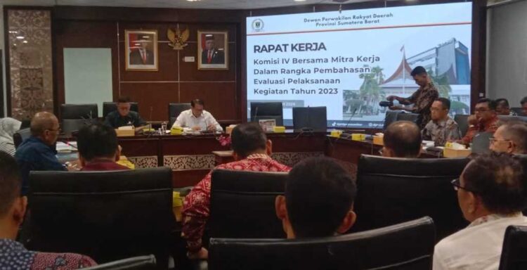 RAKER--Komisi IV DPRD sumbar menggelar rapat kerja (Raker) dengan dinas  mitra kerja komisi IV.