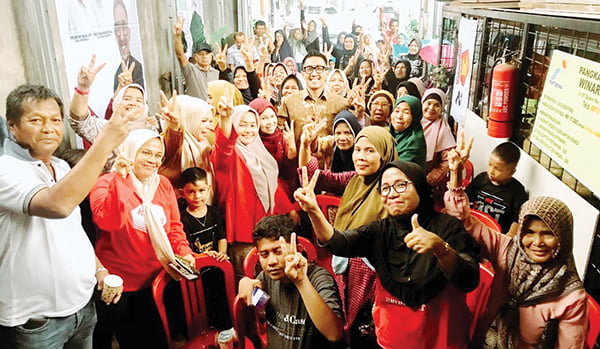 KAMPANYE— Calon anggota DPRD Padang dari Partai Gerindra Rachmad Wijaya berkampanye di RW X Kelurahan Rawang, Kecamatan Padang Selatan.