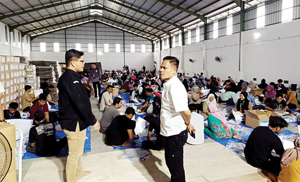 PELIPATAN SURAT SUARA— Sekitar 250 warga dilibatkan dalam proses penyortirran dan pelipatan surat suara Pemilu 2024, di gudang KPU Kota Padang, Rabu (10/1). Di hari pertama, pelipatan surat suara dilakukan untuk DPRD Provinsi.