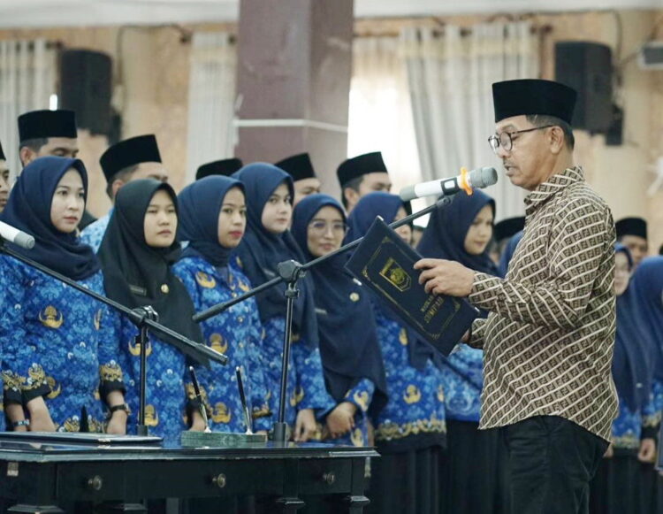 Pelantikan PEJABAT— Bupati Solok Selatan H Khairunas memberikan sambutan usai melantik 199 jabatan fungsional di Aula Sarantau Sasurambi, Minggu (31/12).
