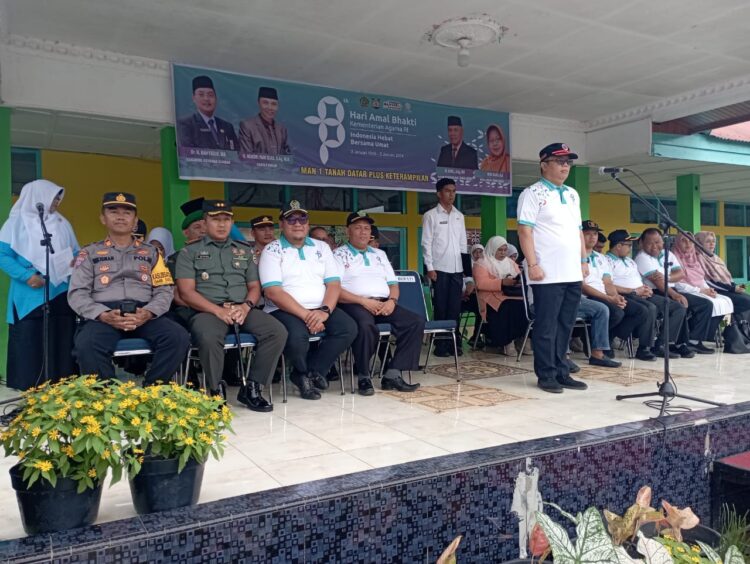 Kemenag Tanahdatar Apel HAB 78 di MAN 1 Sungayang 1 Sekda Iqbal Ramadi Payana memimpin apel memperingati HAB ke 78 di MAN 1 Sungayang. (chandra antoni)