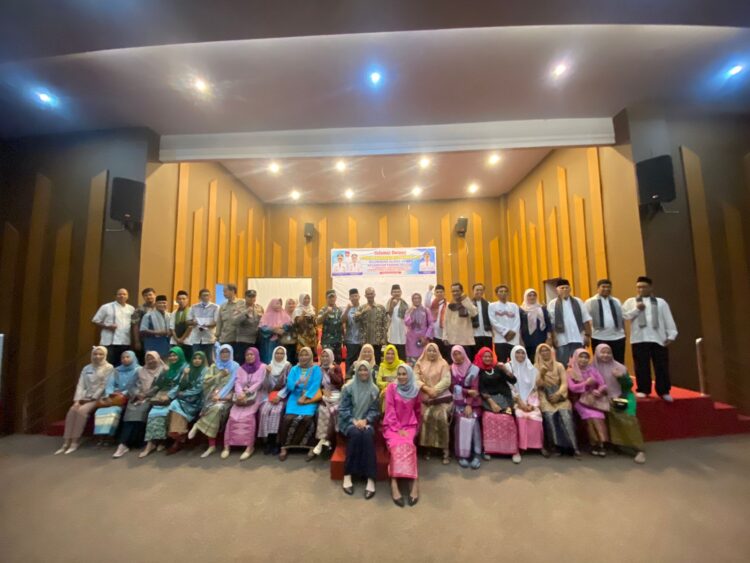 Rakorbang Kelurahan Alang Laweh, Lurah Milhama Terima Aspirasi Untuk Mengeruk Sedimen Sungai 1 Para tamu undangan & peserta rakorbang kelurahan alang laweh foto bersama setelah kegiatan.