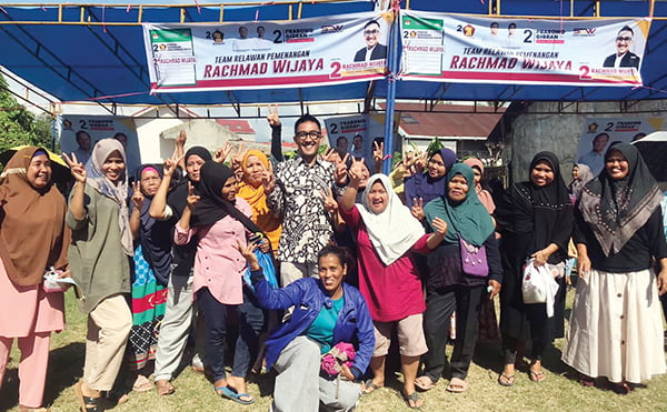 KAMPANYE DAN DUKUNGAN— Calon Anggota DPRD Kota Padang dari Partai Gerindra Dapil 5 (Padang Selatan dan Padang Timur) Rachmad Wijaya, terus mendapatkan sambutan dan dukungan dari masyarakat, saat berkampanye di Kelurahan Andalas, Kecamatan Padang Timur, Minggu (29/1).