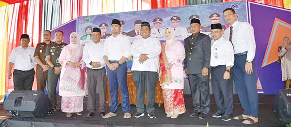 BUPATI Suhatri Bur berfoto bersama dengan Wagub Audy Joinaldy usai potong tumpeng HUT ke-191.