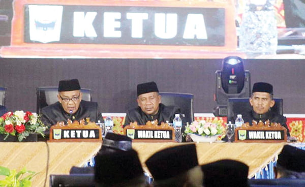 KETUA DPRD Padangpariaman H Arwinsyah, didampingi Wakil Ketua Aprinaldi dan Risdianto, saat memimpin rapat paripurna 
HUT ke-191 Kabupaten Padangpariaman.