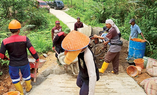 BANTUAN BETONISASI— PT Semen Padang mendistribusikan bantuan semen untuk mendukung kegiatan gotong-royong pembangunan Jalan Ladang Gaduik Ketek di Koto Baru, Kelurahan Limau Manis Selatan, Kecamatan Pauh. Minggu (14/1) lalu , jalan tersebut sudah selesai dibangun sepanjang 2 km dan telah diresmikan dengan menggelar kegiatan syukuran berupa makan bersama.