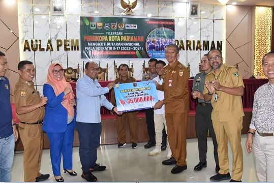 PELEPASAN— Pj Wali Kota Pariaman, Roberia, melepas tim Persatuan Sepak Bola Kota Pariaman (Persikopa) untuk mengikuti Piala Soeratin Usia 17 Nasional di Surabaya.