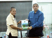 Ir. Insannul Kamil, M.Eng,Ph.D Serahkan Laporan Ringkasan Eksekutif Strategi bidang Teknologi Informasi, Unand Persiapkan Pengembangan Kecerdasan Buatan