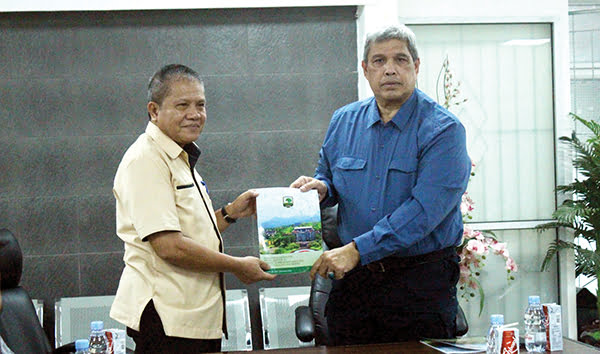 Ir. Insannul Kamil, M.Eng,Ph.D Serahkan Laporan Ringkasan Eksekutif Strategi bidang Teknologi Informasi, Unand Persiapkan Pengembangan Kecerdasan Buatan 1 Insannul Kamil menyerahkan laporan ringkasan eksekutif strategi bidang Sumber Daya Manusia (SDM) ke Wakil Rektor III Unand yang baru, Hefrizal Handra, di Direktorat Sumber Daya Manusia Unand.