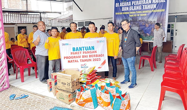 BAGIKAN PAKET SEMBAKO— PT Bank Negara Indonesia (Persero) Tbk Wilayah 02, melaksanakan program Corporate Social Responsibility (CSR) dengan membagikan 2.000 paket sembako, bertemakan Joy to The World”, yang mencerminkan semangat BNI untuk merayakan Hari Raya Natal 2023 dan Tahun Baru 2024.
