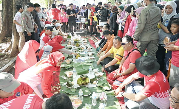 Disemarakkan Makan Balanjuang Bersama Gubernur, 20 Ribu Warga Kota Antusias Ikuti CFD 1 LAUNCHING CFD 2024— Sekitar 20 ribu warga Kota Padang mengikuti CFD 2024 yang diluncurkan Gubernur Sumbar Mahyeldi Ansharullah bersama Asisten Deputi Olahraga Masyarakat Kementerian Pemuda dan Olahraga RI, Suyadi, Minggu (21/1).