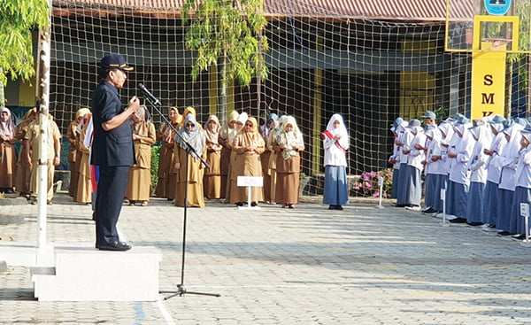 Wakil Ketua DPRD Sumbar Tumbuhkan Jiwa Mandiri Siswa SMK 8 Padang untuk Berwirausaha 1 PEMBINA UPACARA--Wakil Ketua DPRD Sumbar Suwirpen saat menjadi pembina upacara di Sekolah Menengah Kejuruan Negeri (SMKN) 8 Padang.