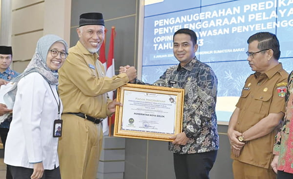 Kota Solok Dianugrahi Predikat Penilaian Kepatuhan Penyelenggaraan Pelayanan Publik oleh Ombudsman RI 1 Wakil Wali Kota Solok Ramadhani Kirana Putra menerima penghargaan yang diserahkan
oleh Gubernur Sumbar Mahyeldi Ansharullah.