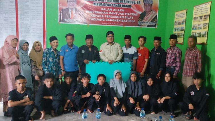 Ketua DPRD Tanah Datar H Roni Mulyadi Datuk Bungsu SE didampingi Ketua Koni Tanahdatar Novitra Kemala sewaktu menyerahkan Bantuan Matras kepada Ketua  Perguruan Silat Taduang Bangkeh Mustafa Akmal. Dt. Sidi Ali. (chandra antoni)