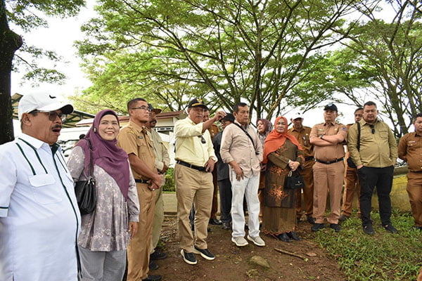 TINJAU TPA REGIONAL— Sejumlah anggota  DPRD Kota Payakumbuh dan pejabat Pemko meninjau TPA Regional Payakumbuh yang terdampak longsor.