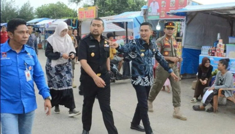 Pemprov Dukung Pengembangan Objek Wisata Pantai Padang, Wagub Apresiasi Pemko Sudah Tata PKL 1 KUNJUNGI PANTAI PADANG— Wagub Sumbar Audy Joinaldy bersama Wawako Padang Ekos Albar, meninjau kawasan objek wisata Pantai Padang, tepatnya di Pusat Kuliner Pantai Padang. Wagub menilai keberhasilan Pemko menata PKL di sepanjang Pantai Padang patut diapresiasi.