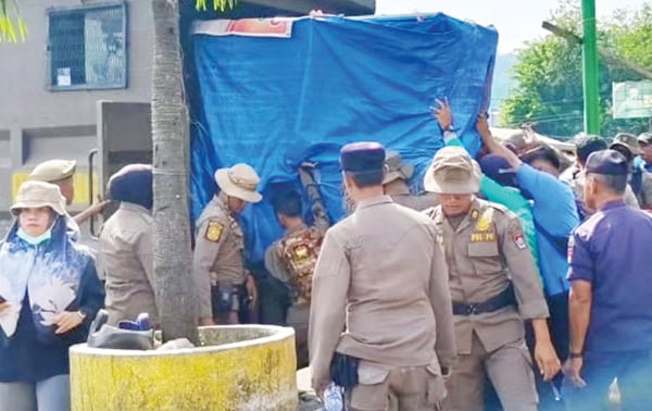 PEMBERSIHAN LAPAK— Petugas gabungan Satpol PP bersama Dinas Perdagangan, mengangkut lapak-lapak milik PKL yang dibiarkan ditinggal begitu saja usai berjualan di kawasan Pasar Raya Padang, Kamis (4/1).