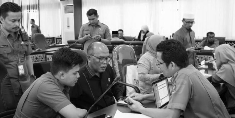 KTP Digital--Ketua DPRD Sumbar Supardi mengikuti proses pembuatan KTP Digital bagi pimpinan dan anggota DPRD Sumbar di kantor DPRD Sumbar.
ist
