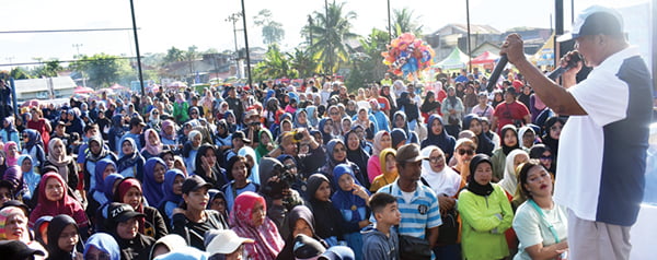 Anniversary Aciak Mart ke-12 Bertabur Doorprize, Hadiah Utama Umroh Diterima oleh Silvi Herlina 1 OWNER Aciak Mart, Amril Amin S.AP, MM memberikan sambutan pada acara ulang tahun aciak mart yang ke 12 tahun.