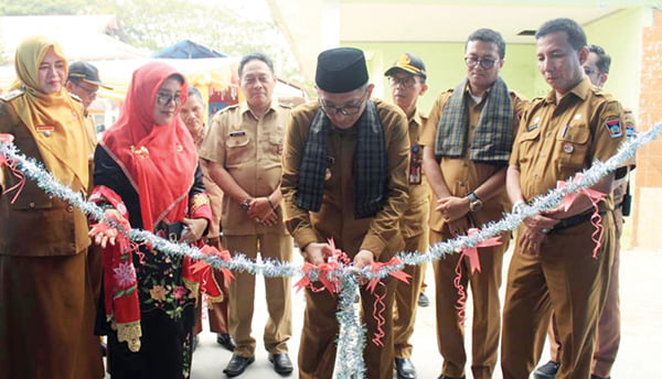 Pemko Padang Tuntaskan Pembangunan 504 RKB, Siswa SD dan SMP Kini Belajar Lebih Nyaman 1 PENGGUNTINGAN pita oleh Wako Hendri Septa sebagai tanda di resmikannya operasional
16 RKB di SMP Negeri 30 Padang.